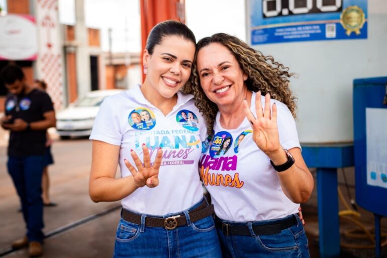 Ao lado de Josi Nunes, Luana Nunes participa da tradicional Cavalgada de Alvorada durante a 33ª Expo